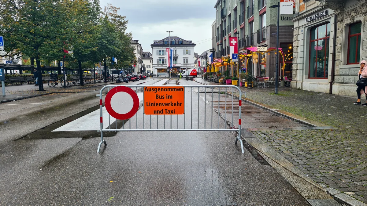 Eine Absperrung auf einer Strasse.